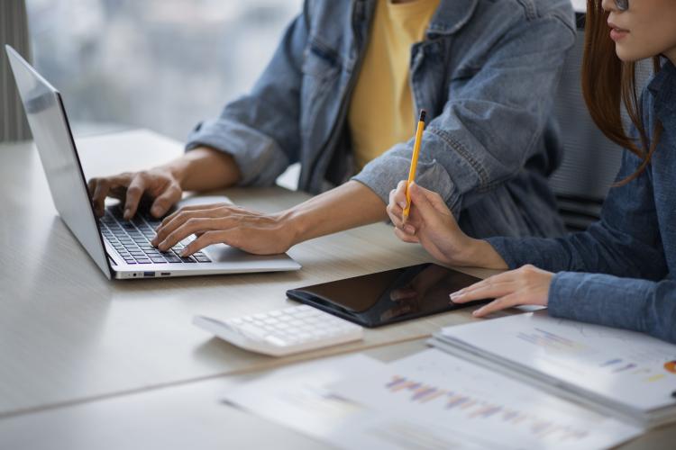 persone che lavorano al pc