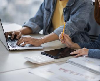 persone che lavorano al pc